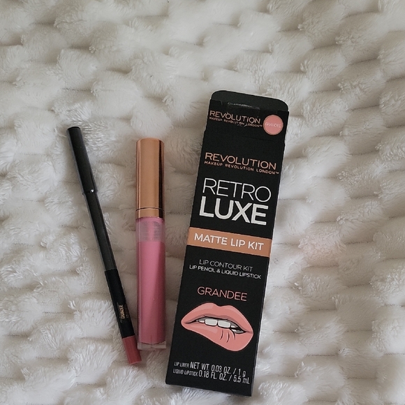 Revolution Matte Lip Kit-Grandee - Picture 1 of 2